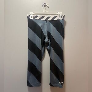 Nike Diagonal Stripe Cropped Leggings